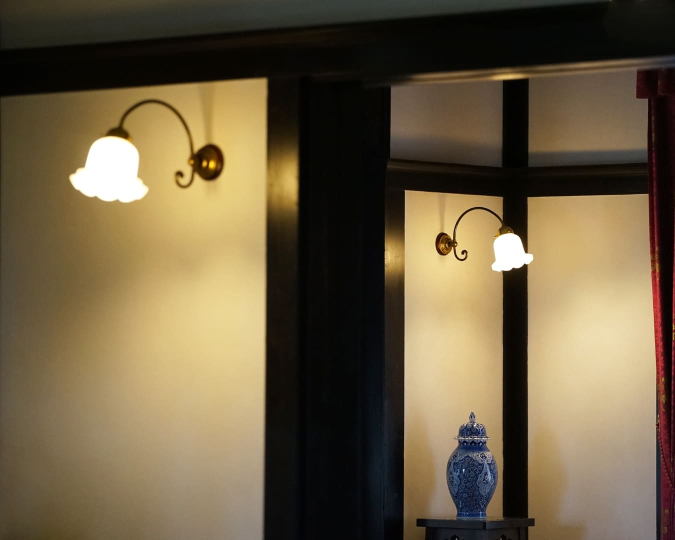 Arandelas Articuladas: Iluminação Funcional com Estilo Sofisticado